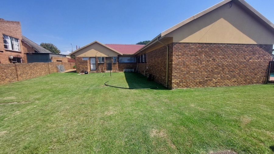 4 Bedroom Property for Sale in Helikonpark Gauteng
