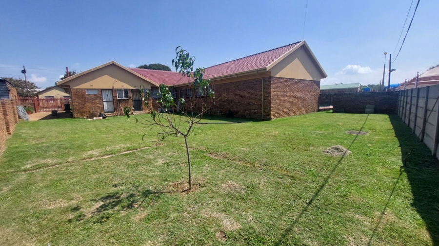 4 Bedroom Property for Sale in Helikonpark Gauteng