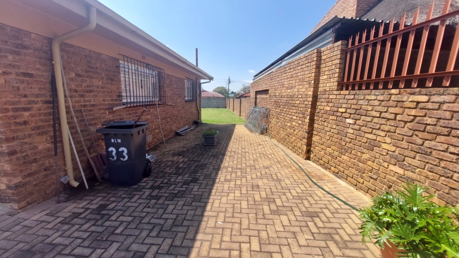 4 Bedroom Property for Sale in Helikonpark Gauteng