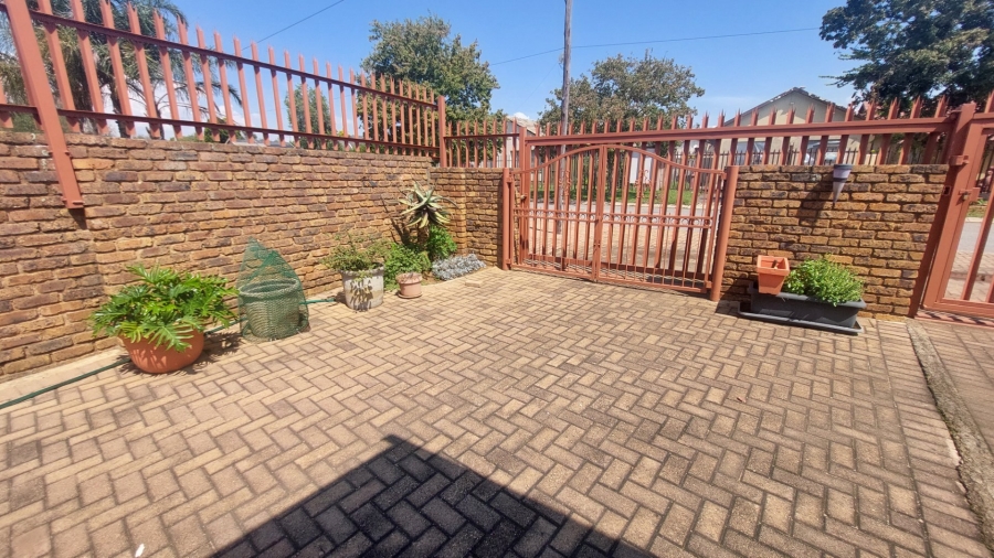 4 Bedroom Property for Sale in Helikonpark Gauteng