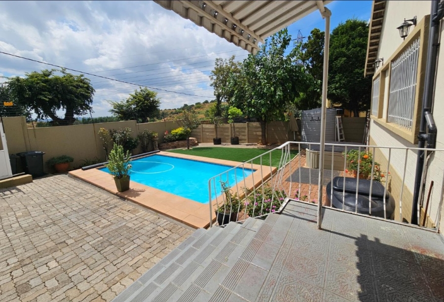 3 Bedroom Property for Sale in Linmeyer Gauteng