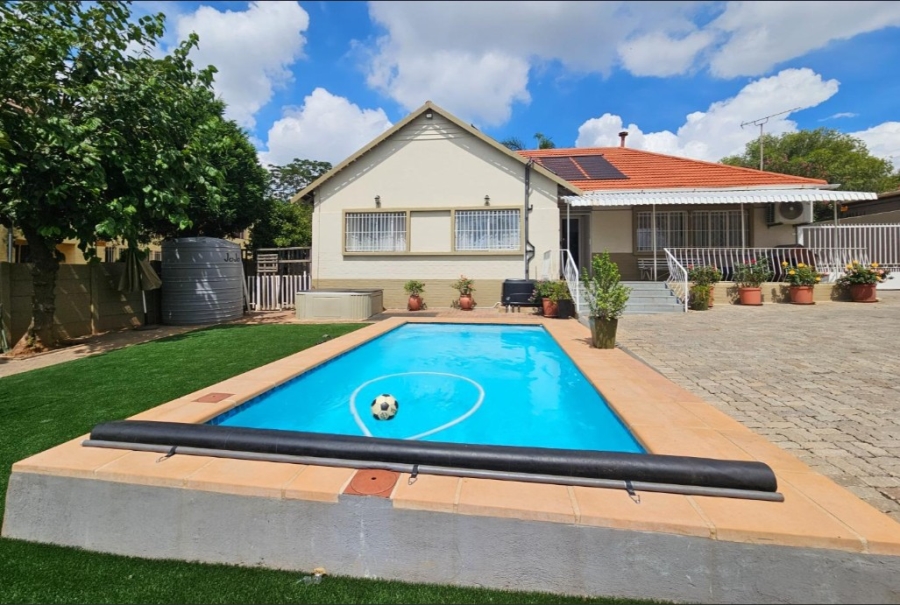 3 Bedroom Property for Sale in Linmeyer Gauteng