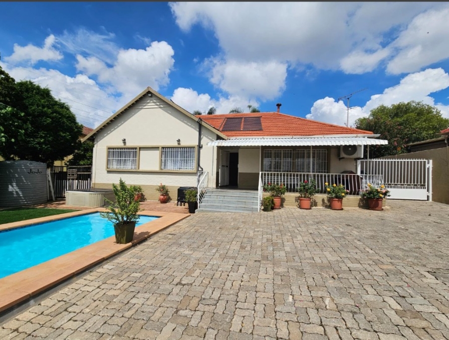 3 Bedroom Property for Sale in Linmeyer Gauteng