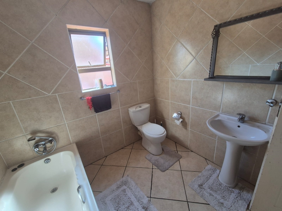 2 Bedroom Property for Sale in Mulbarton Gauteng