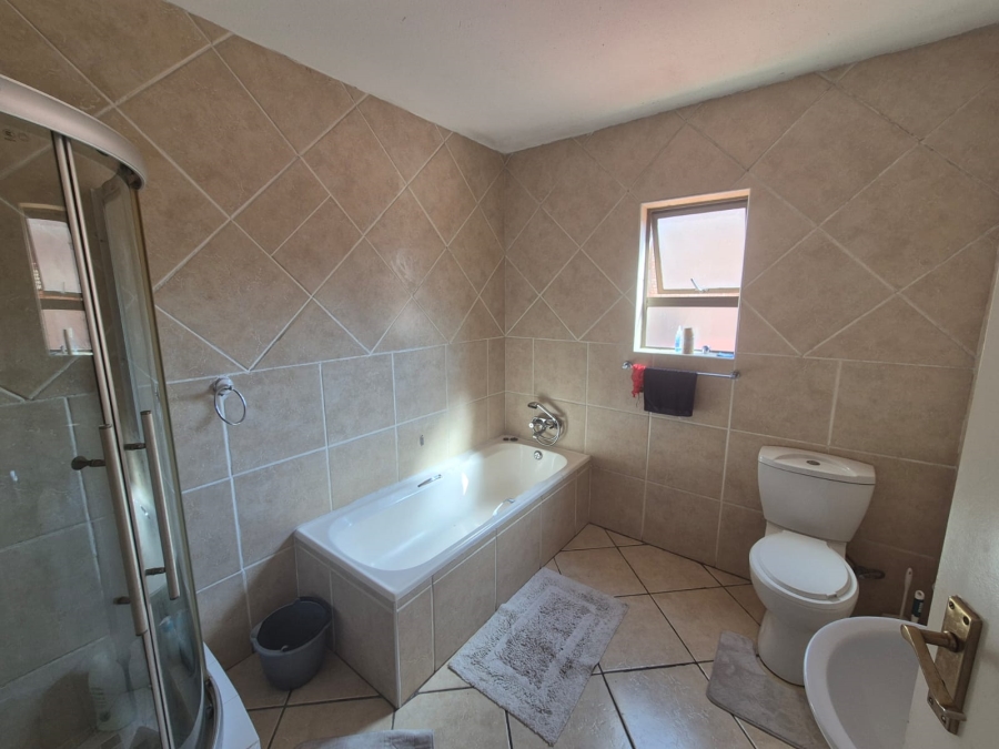 2 Bedroom Property for Sale in Mulbarton Gauteng