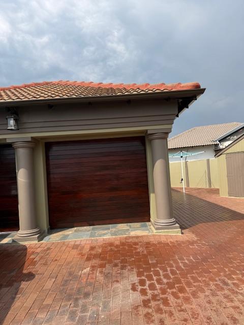 4 Bedroom Property for Sale in Crystal Park Gauteng