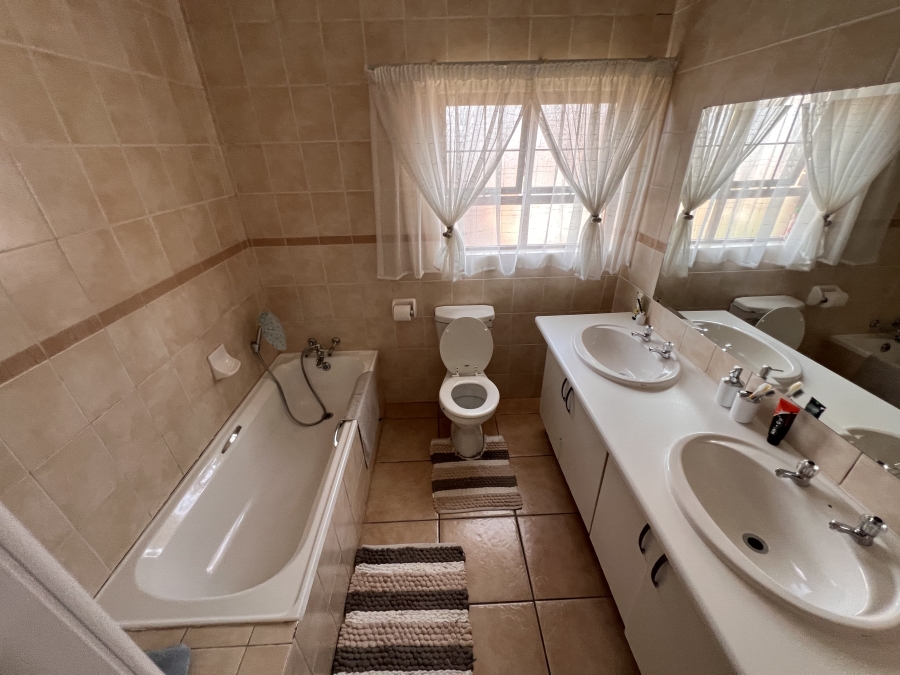 To Let 3 Bedroom Property for Rent in Meyersdal Gauteng