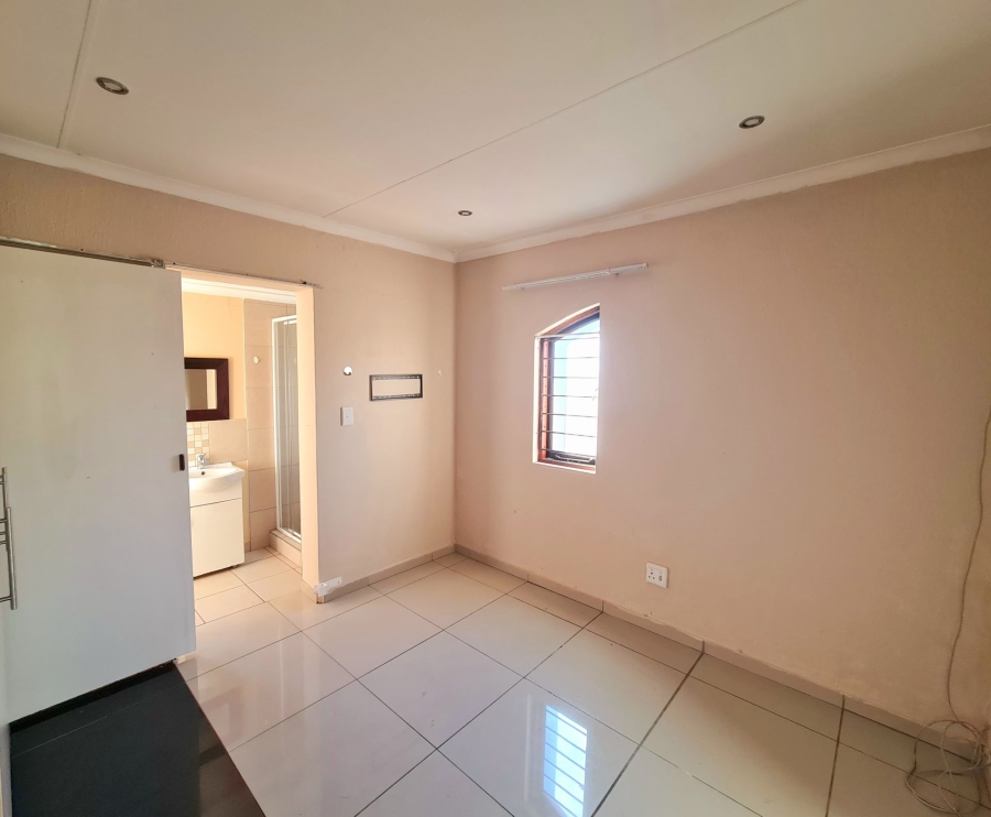 To Let 1 Bedroom Property for Rent in Olivedale Gauteng