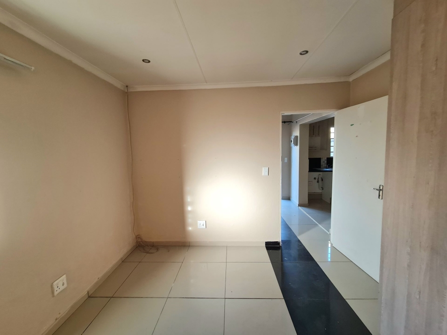 To Let 1 Bedroom Property for Rent in Olivedale Gauteng