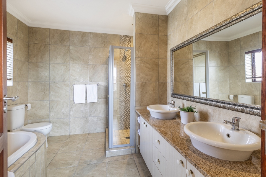 4 Bedroom Property for Sale in Bronberg Close Gauteng