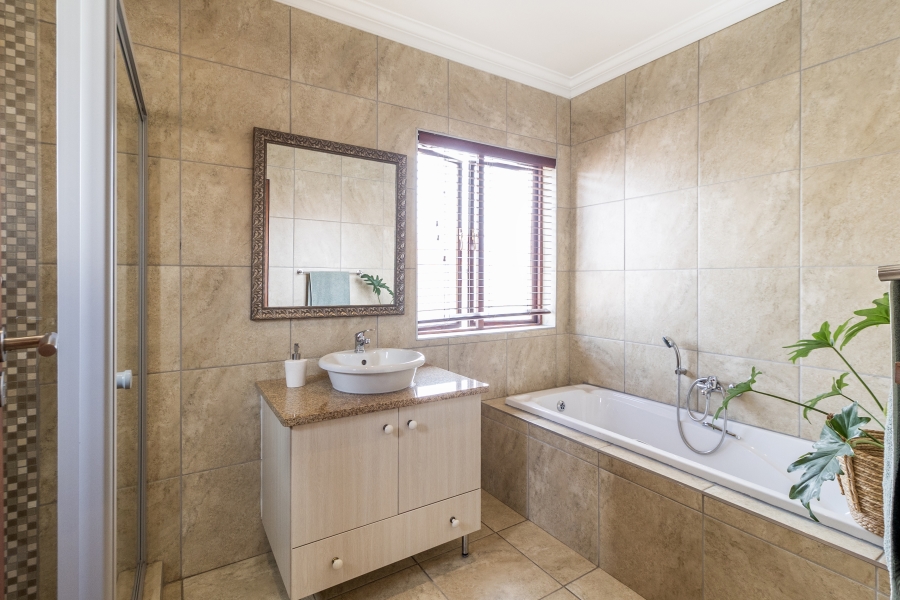 4 Bedroom Property for Sale in Bronberg Close Gauteng