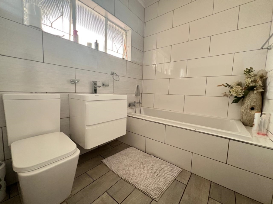 To Let 3 Bedroom Property for Rent in Beverley Gardens Gauteng