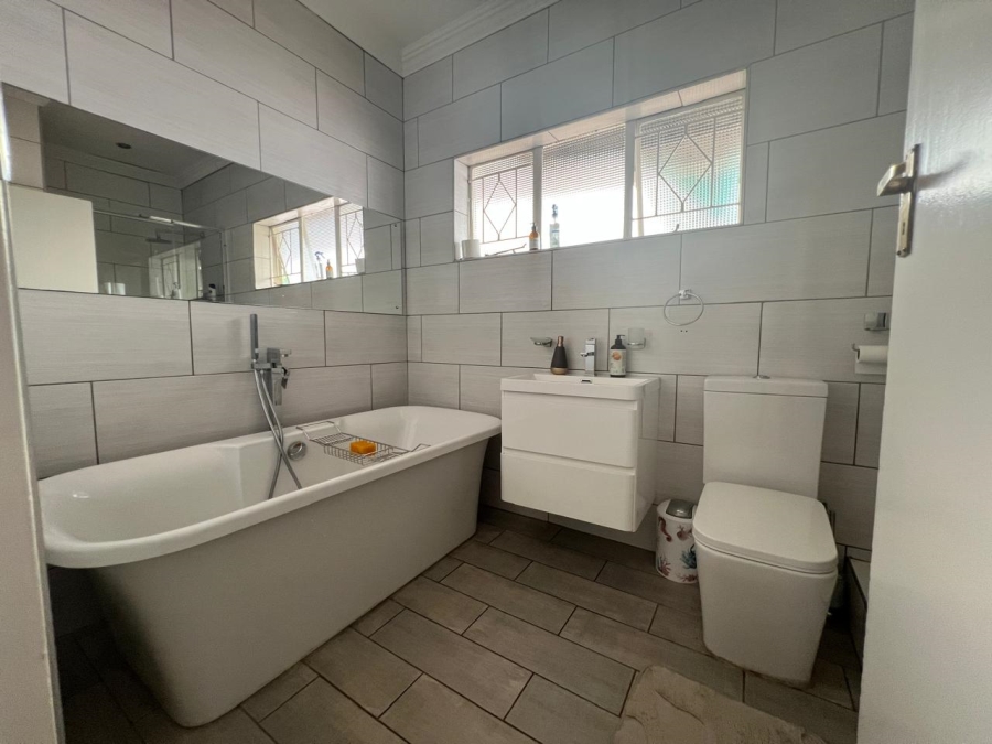 To Let 3 Bedroom Property for Rent in Beverley Gardens Gauteng