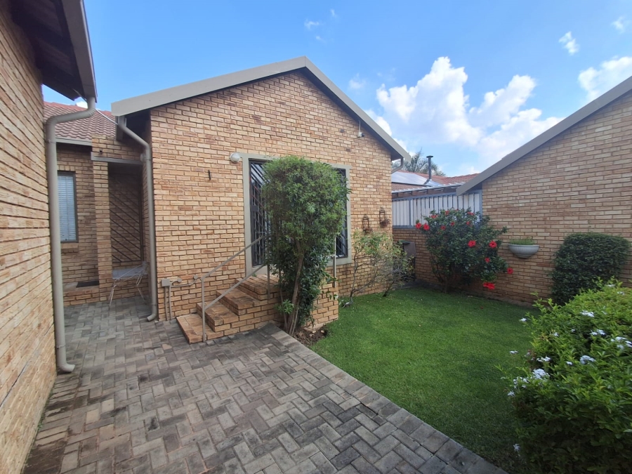 3 Bedroom Property for Sale in Wilgeheuwel Gauteng