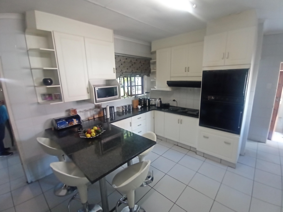 6 Bedroom Property for Sale in Brackenhurst Gauteng