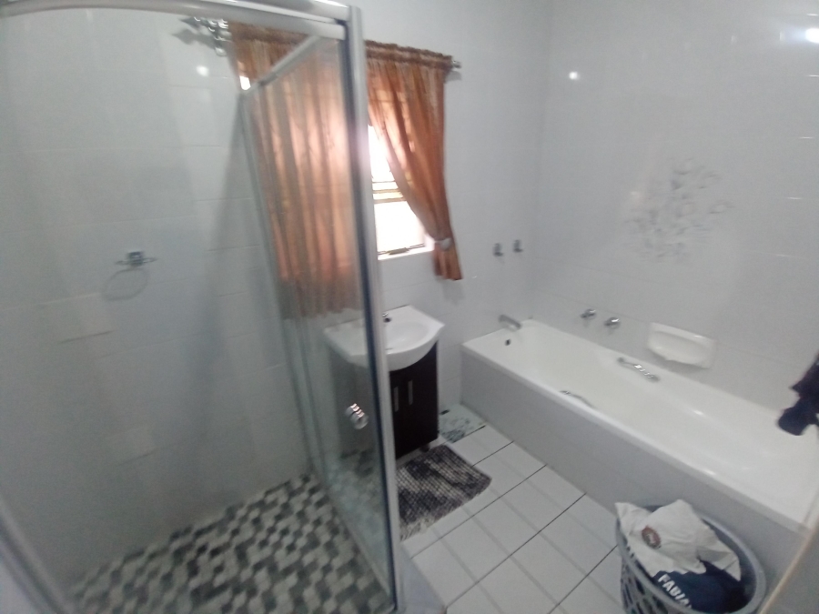 6 Bedroom Property for Sale in Brackenhurst Gauteng