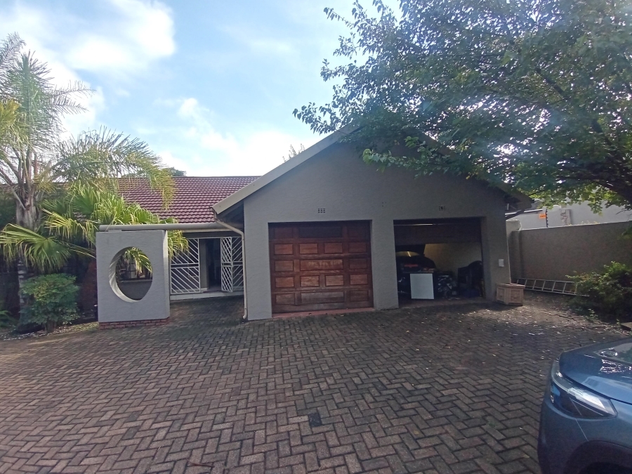 6 Bedroom Property for Sale in Brackenhurst Gauteng