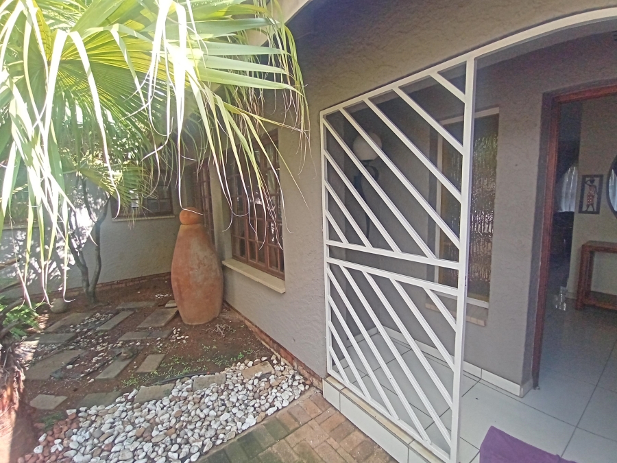 6 Bedroom Property for Sale in Brackenhurst Gauteng