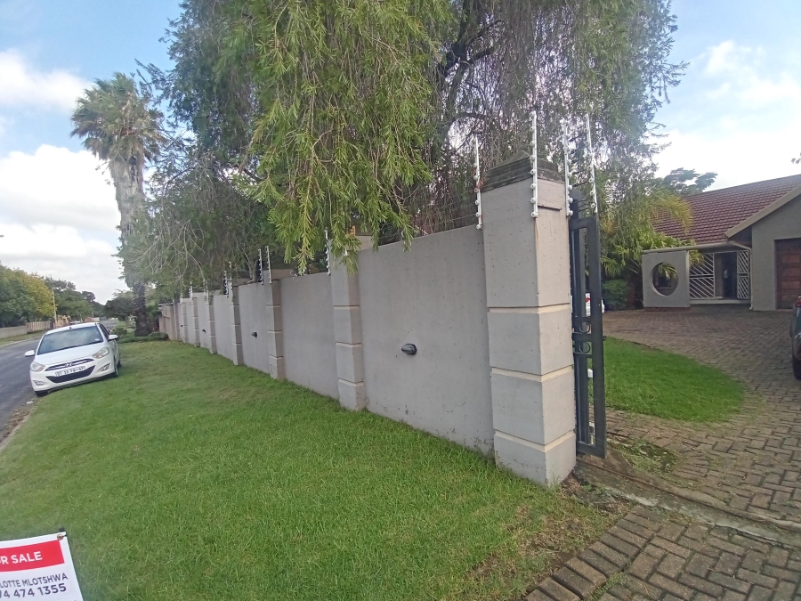 6 Bedroom Property for Sale in Brackenhurst Gauteng