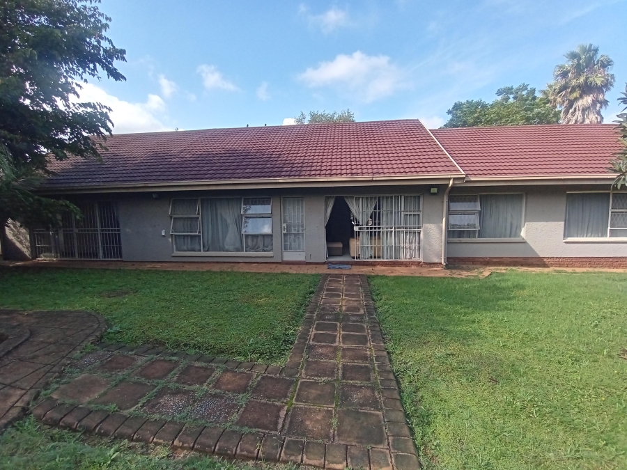 6 Bedroom Property for Sale in Brackenhurst Gauteng