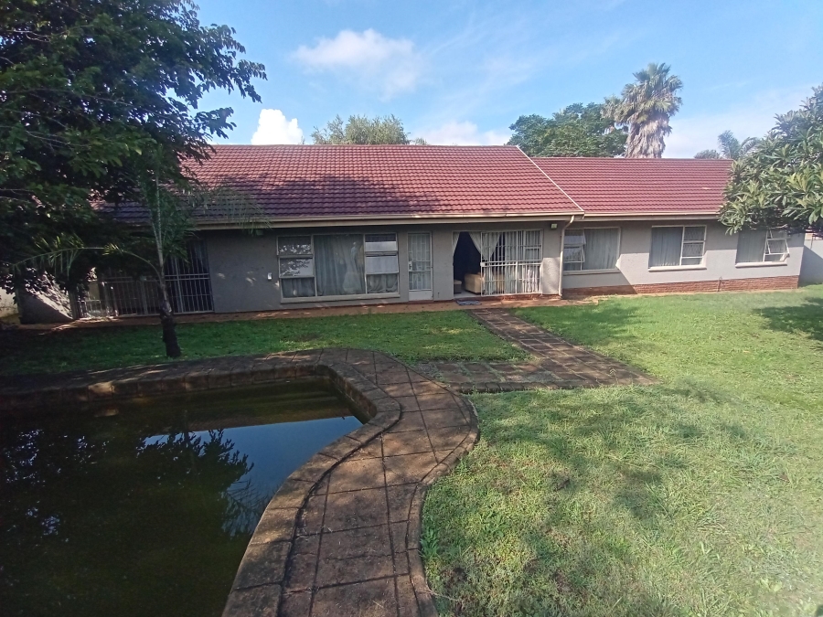 6 Bedroom Property for Sale in Brackenhurst Gauteng
