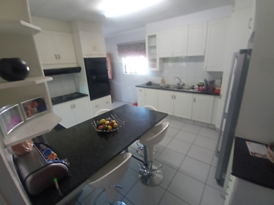 6 Bedroom Property for Sale in Brackenhurst Gauteng