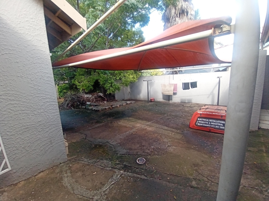 6 Bedroom Property for Sale in Brackenhurst Gauteng