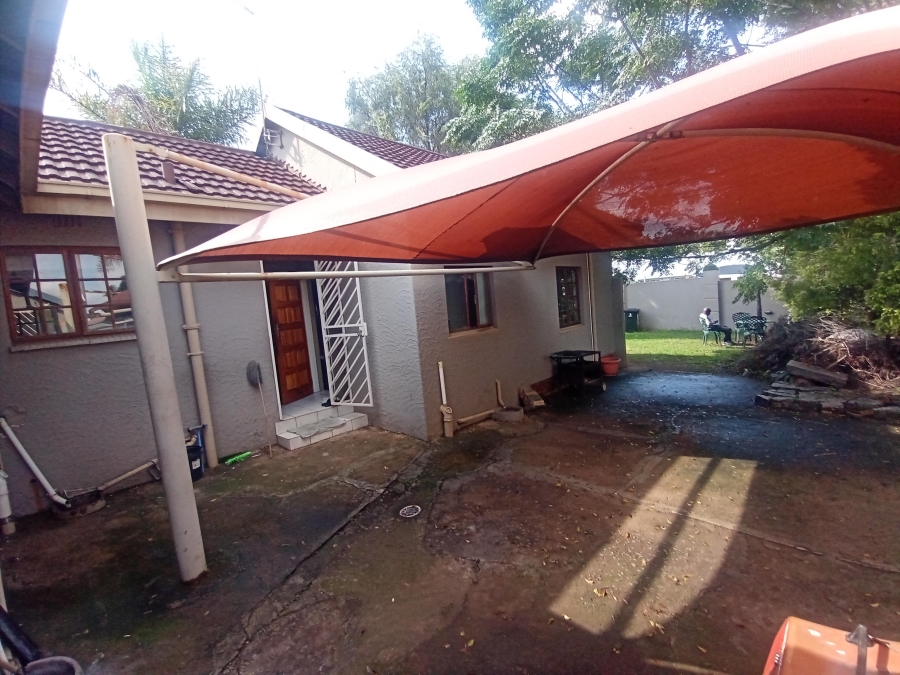 6 Bedroom Property for Sale in Brackenhurst Gauteng