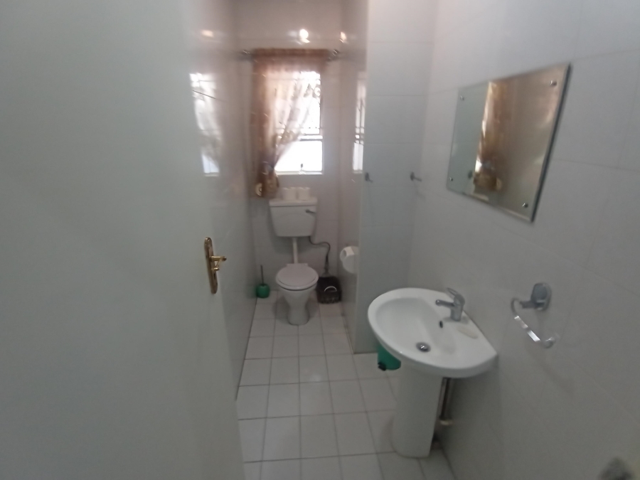 6 Bedroom Property for Sale in Brackenhurst Gauteng