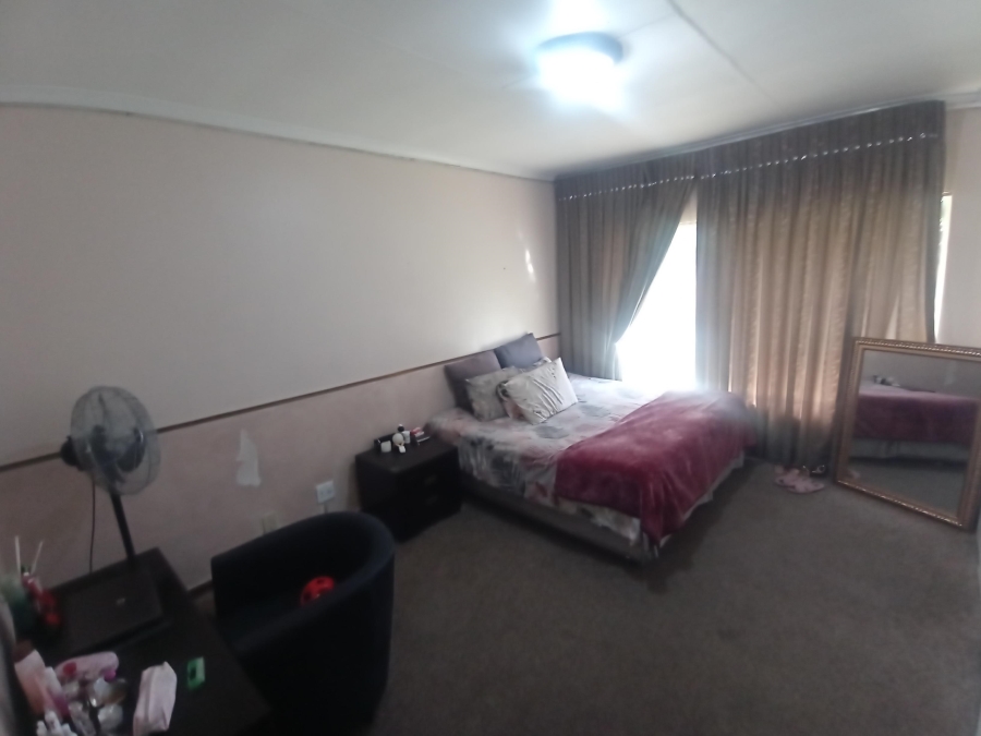 6 Bedroom Property for Sale in Brackenhurst Gauteng