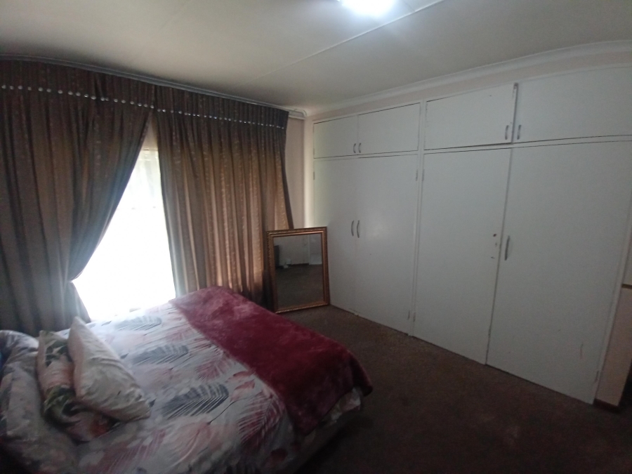 6 Bedroom Property for Sale in Brackenhurst Gauteng