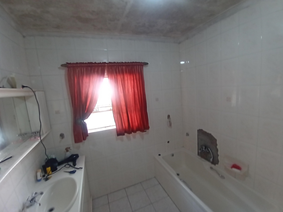 6 Bedroom Property for Sale in Brackenhurst Gauteng