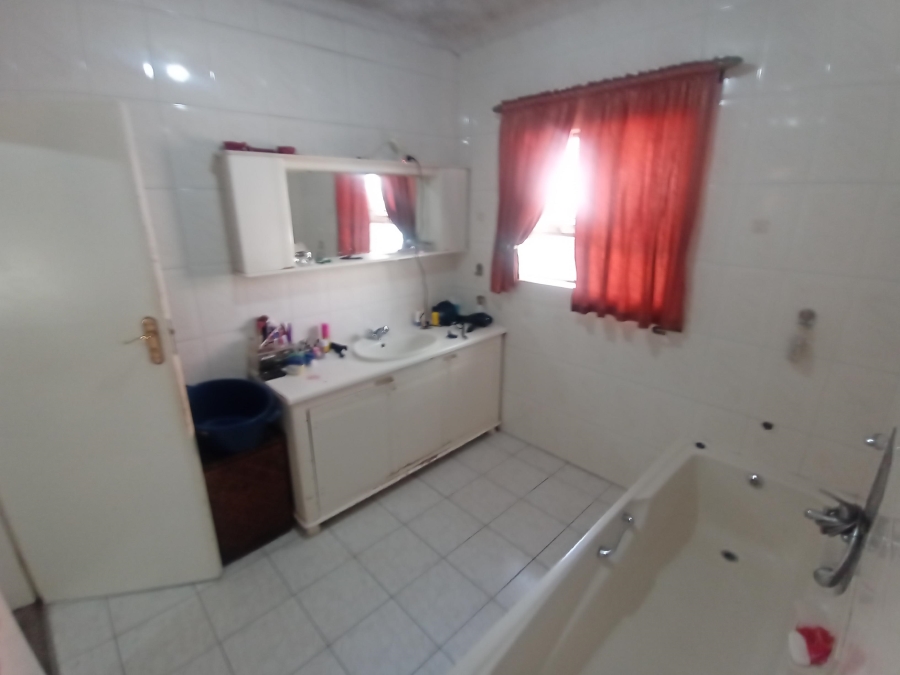 6 Bedroom Property for Sale in Brackenhurst Gauteng