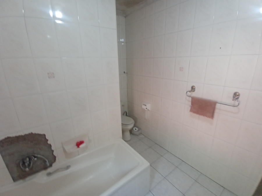 6 Bedroom Property for Sale in Brackenhurst Gauteng