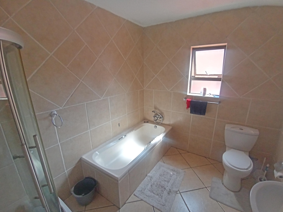 2 Bedroom Property for Sale in Mulbarton Gauteng