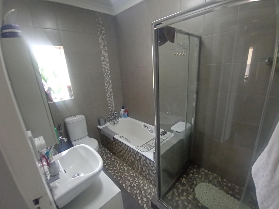 3 Bedroom Property for Sale in Linmeyer Gauteng