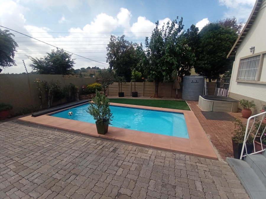 3 Bedroom Property for Sale in Linmeyer Gauteng