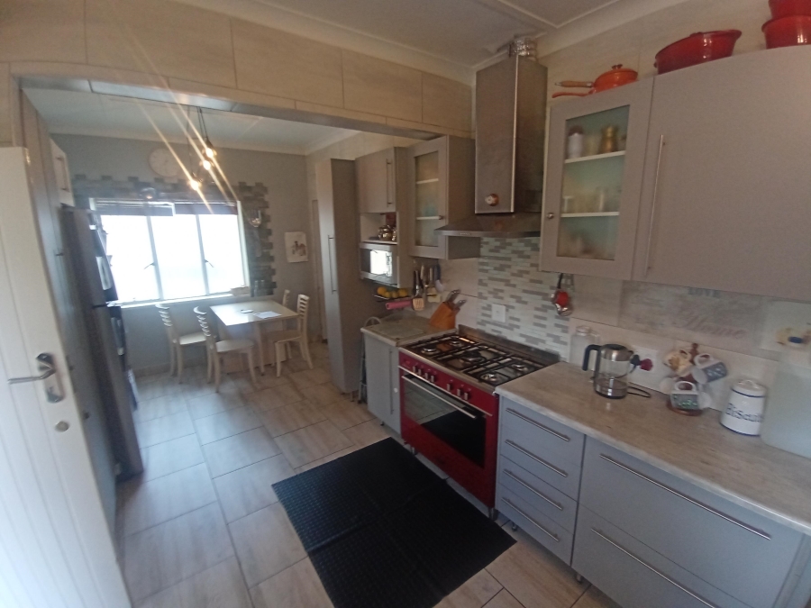 3 Bedroom Property for Sale in Linmeyer Gauteng