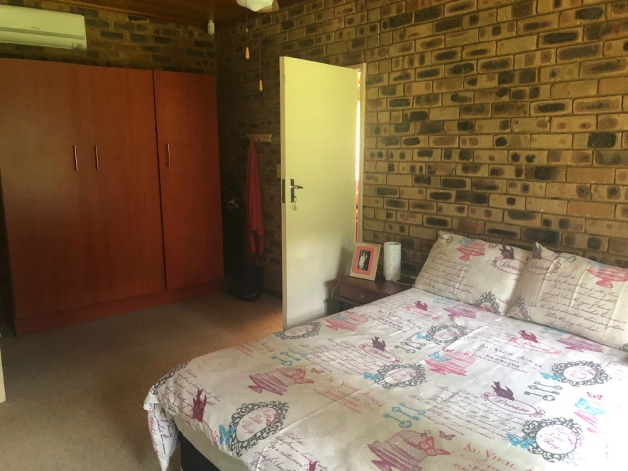 6 Bedroom Property for Sale in Florauna Gauteng