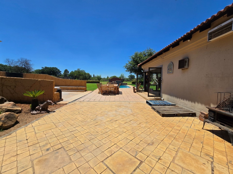 5 Bedroom Property for Sale in Kameeldrift East Gauteng