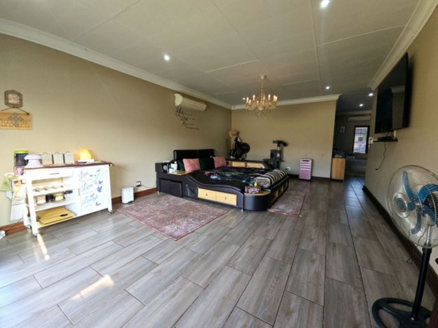 5 Bedroom Property for Sale in Kameeldrift East Gauteng