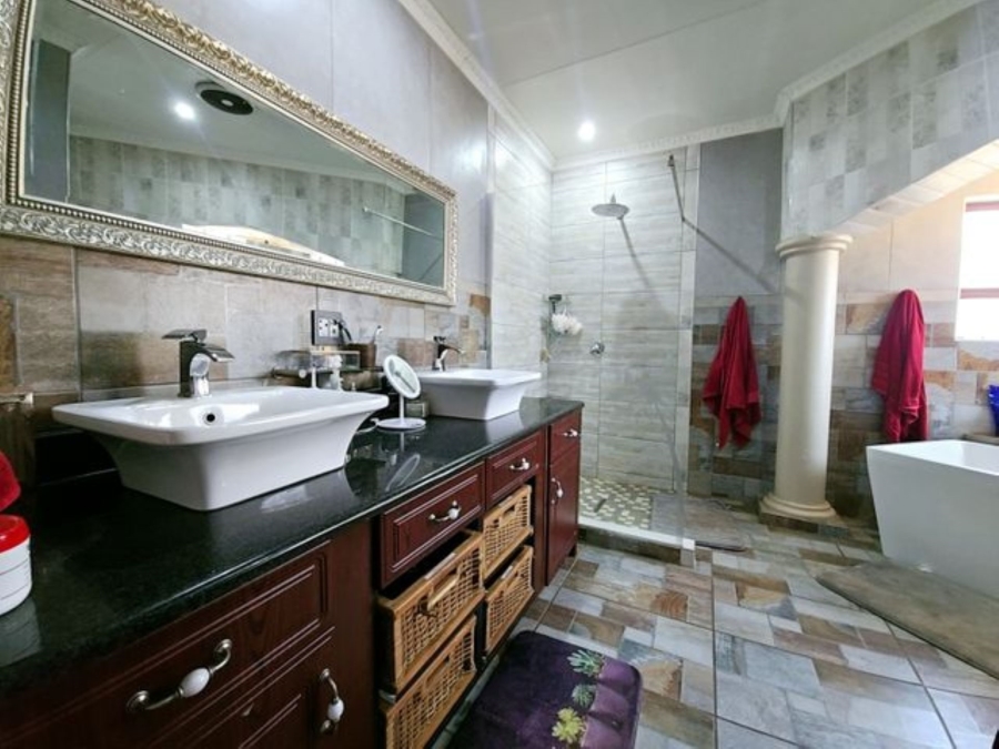 5 Bedroom Property for Sale in Kameeldrift East Gauteng