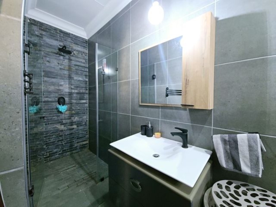 5 Bedroom Property for Sale in Kameeldrift East Gauteng