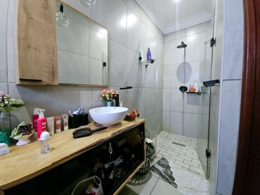 5 Bedroom Property for Sale in Kameeldrift East Gauteng