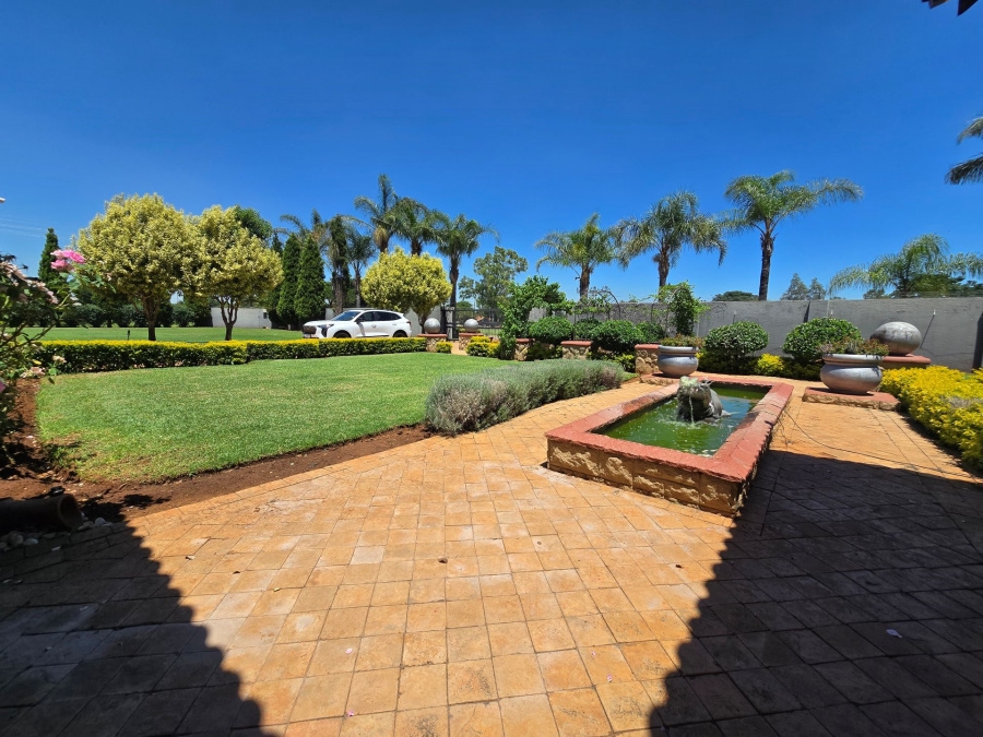 5 Bedroom Property for Sale in Kameeldrift East Gauteng