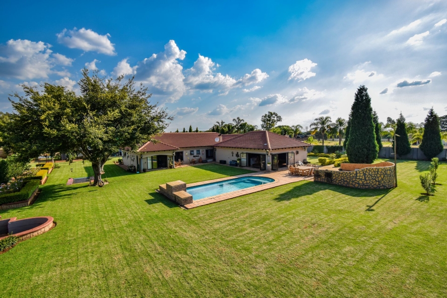 5 Bedroom Property for Sale in Kameeldrift East Gauteng
