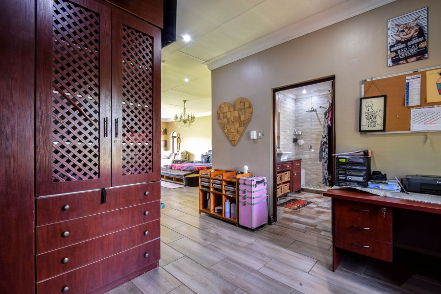 5 Bedroom Property for Sale in Kameeldrift East Gauteng