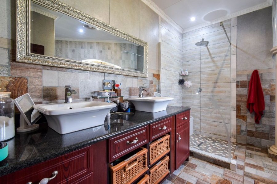5 Bedroom Property for Sale in Kameeldrift East Gauteng