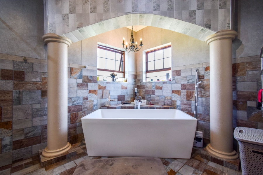 5 Bedroom Property for Sale in Kameeldrift East Gauteng