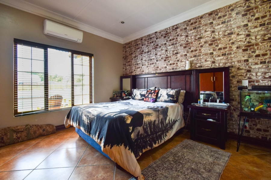 5 Bedroom Property for Sale in Kameeldrift East Gauteng